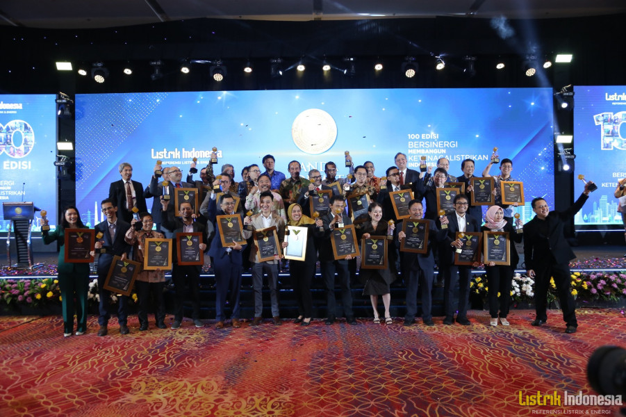 26064001777-para_penerima_tanda_kehormatan_listrik_indonesia_2024.jpg 26064001777-para_penerima_tanda_kehormatan_listrik_indonesia_2024.jpg